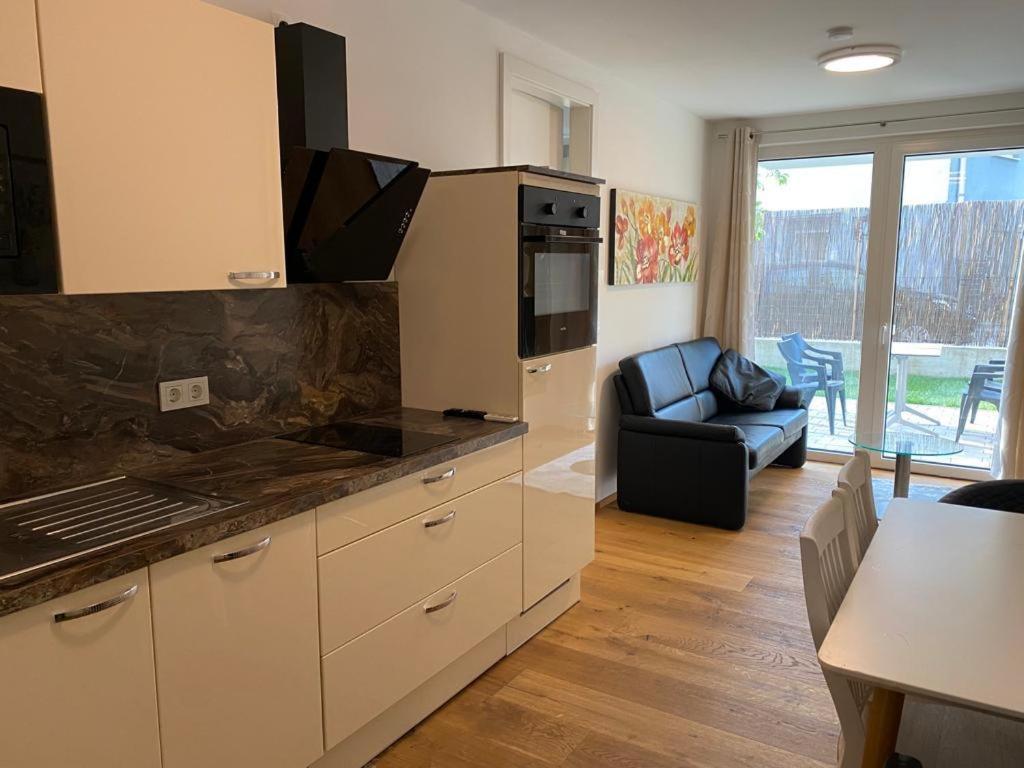 Modern Apartment With Garden Near City Center Wina Bagian luar foto