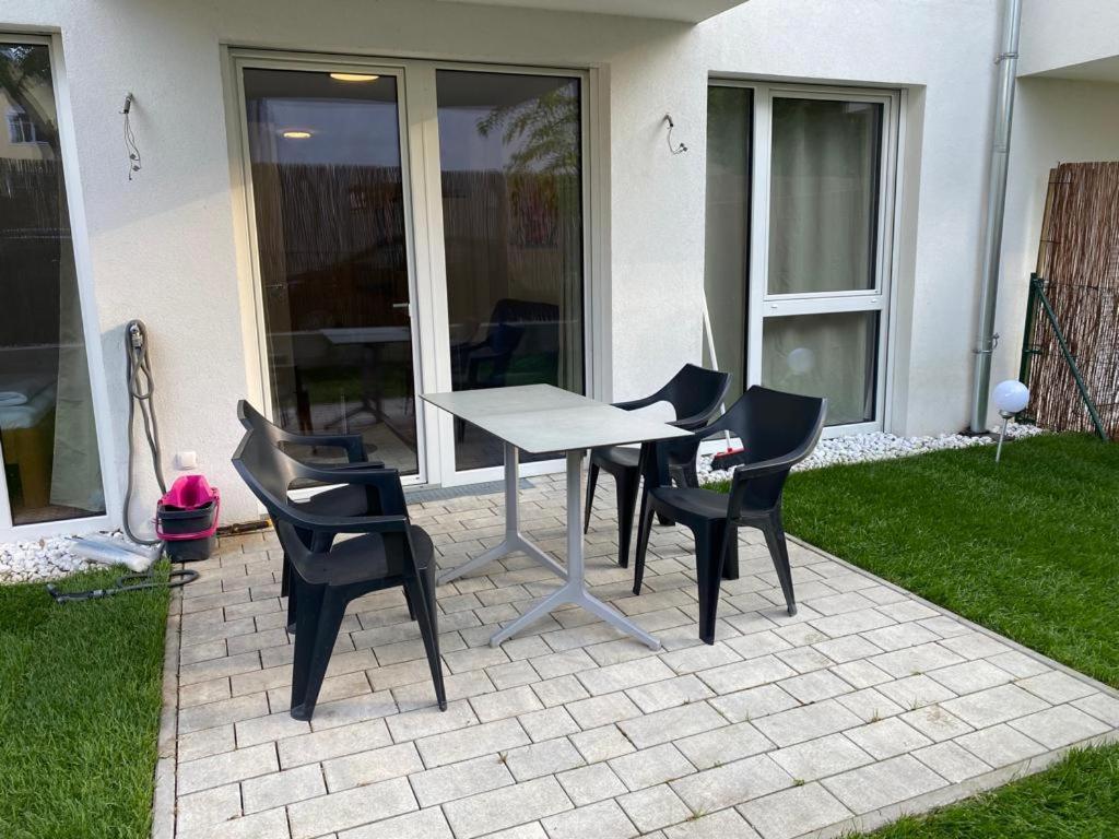Modern Apartment With Garden Near City Center Wina Bagian luar foto