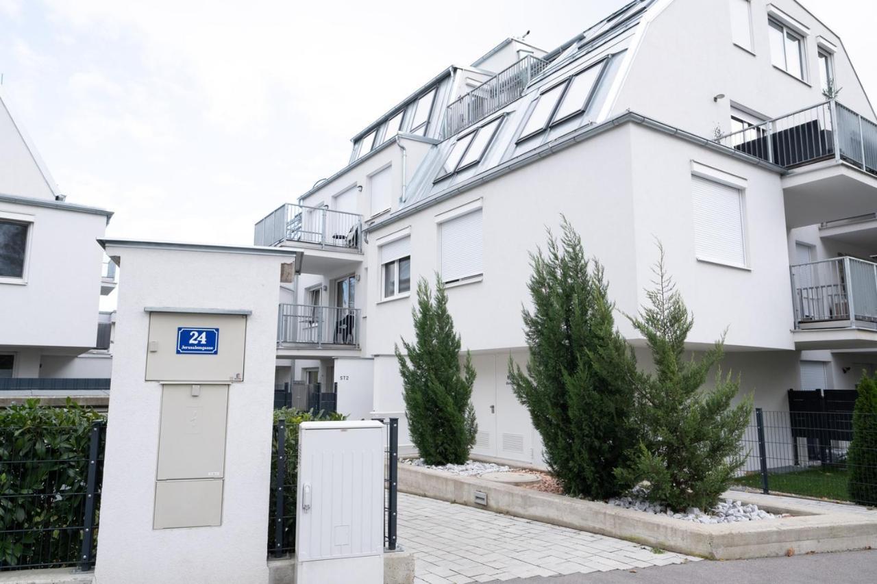 Modern Apartment With Garden Near City Center Wina Bagian luar foto